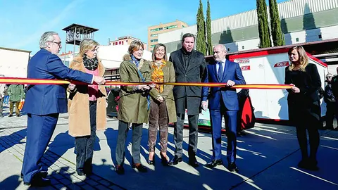 La ministra Isabel García Tejerina inaugura la bienal «Agraria» acompañada por la consejera Milagros Marcos.