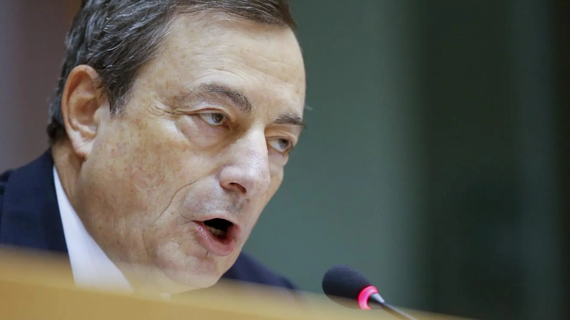 El presidente del BCE, Mario Draghi, participa en una audiencia en la Comisión de Asuntos Económicos y Monetarios de la Eurocámara.