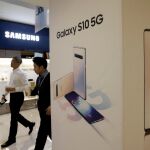 El Samsung Galaxy S10, en un centro comercial de Seúl / AP