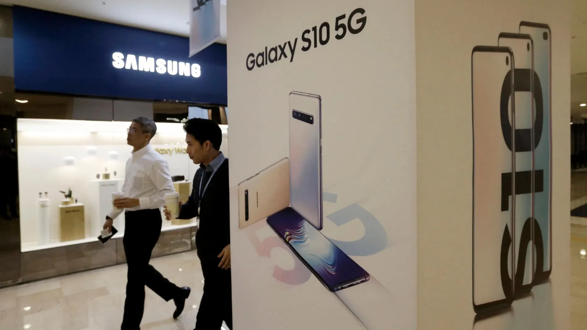 El Samsung Galaxy S10, en un centro comercial de Seúl / AP