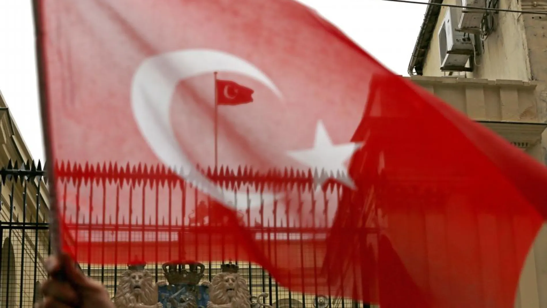 La bandera turca en la embajada de Holanda en Ankara