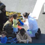 Imagen de algunos de los migrantes rescatados en la fragata española.
