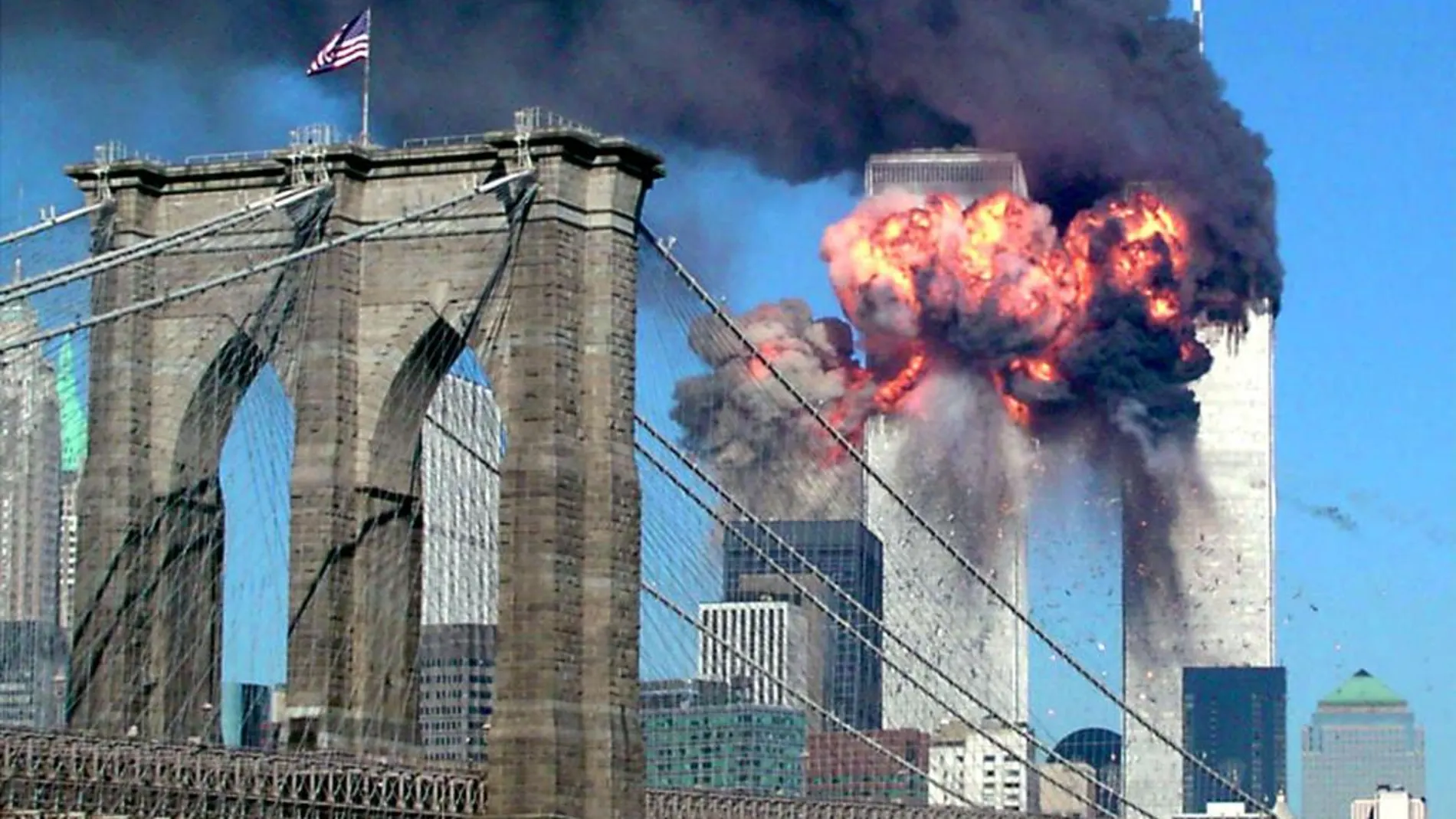 Imagen de archivo del 11-s de 2001, del momento en el que estalla el segundo avión contra una de las torres