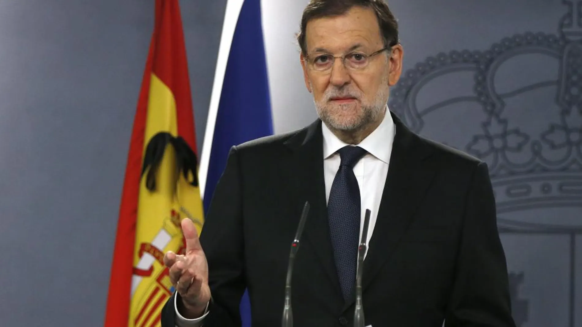 El presidente del Gobierno español, Mariano Rajoy, en una comparecencia en el Palacio de la Moncloa antes de presidir una reunión del Consejo de Seguridad Nacional, afirmó hoy que los atentados perpetrados anoche en París son una lucha entre civilización y barbarie