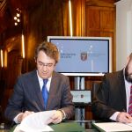 El presidente de la Diputación de León, Juan Martínez Majo, firma un protocolo de colaboración con el gobernador del Estado de Laponia en Finlandia, Mika Riipi