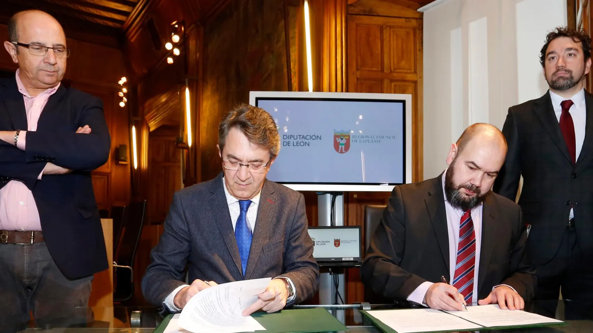 El presidente de la Diputación de León, Juan Martínez Majo, firma un protocolo de colaboración con el gobernador del Estado de Laponia en Finlandia, Mika Riipi