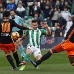 Rubén Castro del Real Betis, entre Daniel Parejo y Eliaquim Mangala, del Valencia