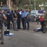 Agentes de la seguridad de Kenia y de la embajada de EEUU en Nairobi, investigan junto al cadáver del presunto terrorista abatido