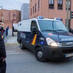 El furgón que trasladó a los jugadores de la Arandina del juzgado a la prisión de Burgos / EFE