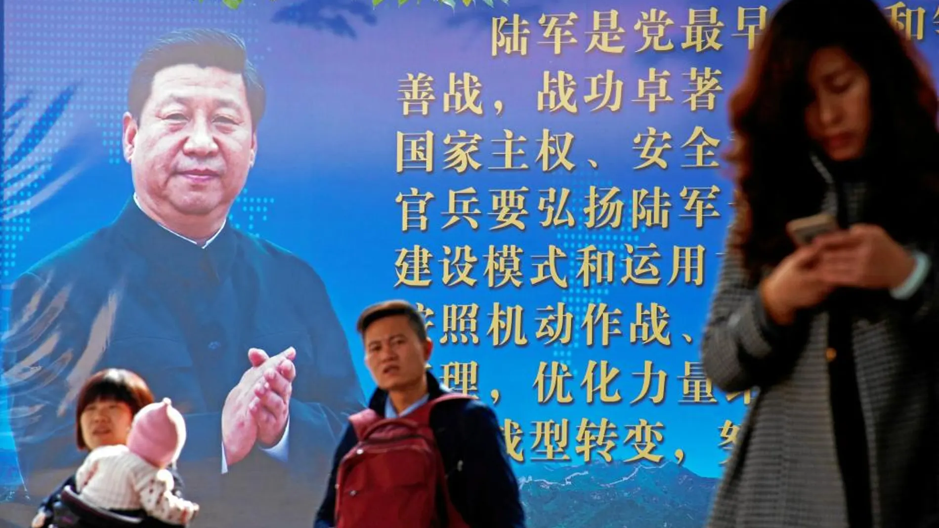 Un cartel con la imagen del presidente Xi Jinping en una calle de Pekín