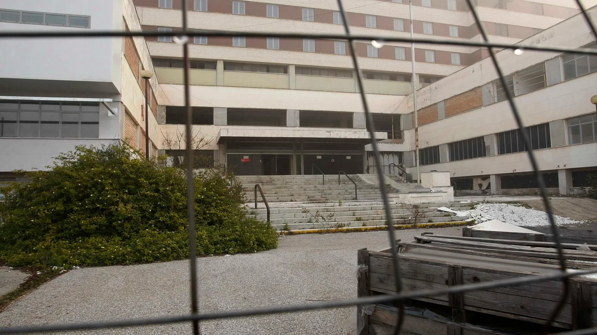 El Hospital Militar de Sevilla se encuentra en estado ruinoso tras asumir la Junta su gestión / Foto: Manuel Olmedo