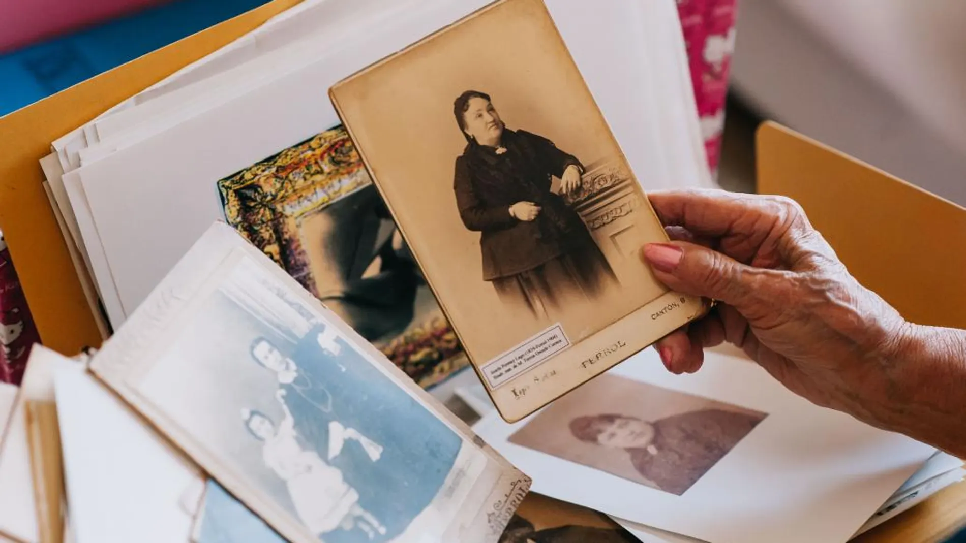 Documentos y fotografías que María Teresa Osende Cuenca conserva todavía hoy de su familia / Kike Taberner