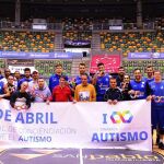 Plantilla del Club Baloncesto San Pablo Burgos que se sumó a los actos del Día del Autismo