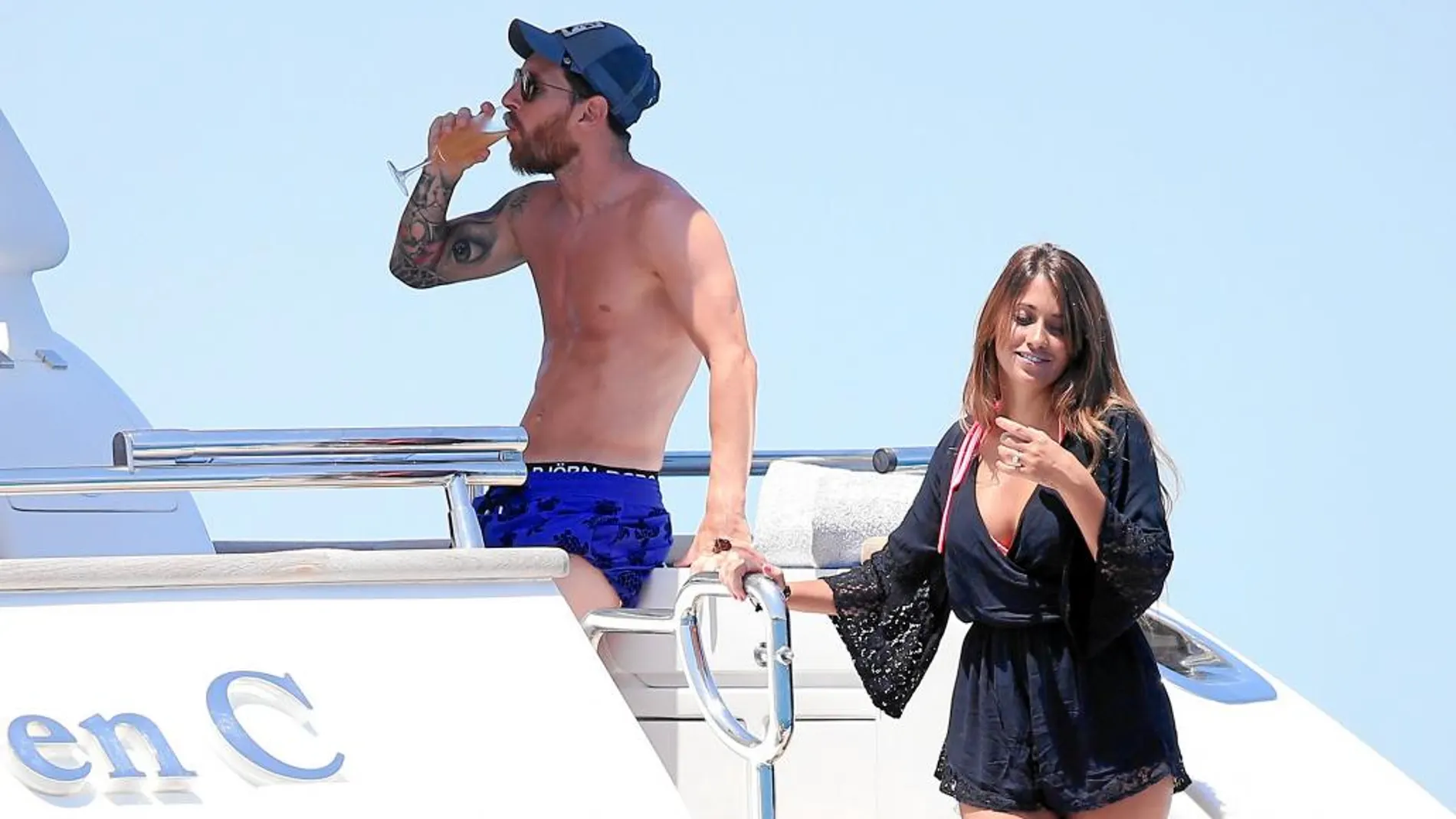 Leo Messi descansa en Ibiza junto a su mujer Antonella y sus hijos Thiago y Mateo