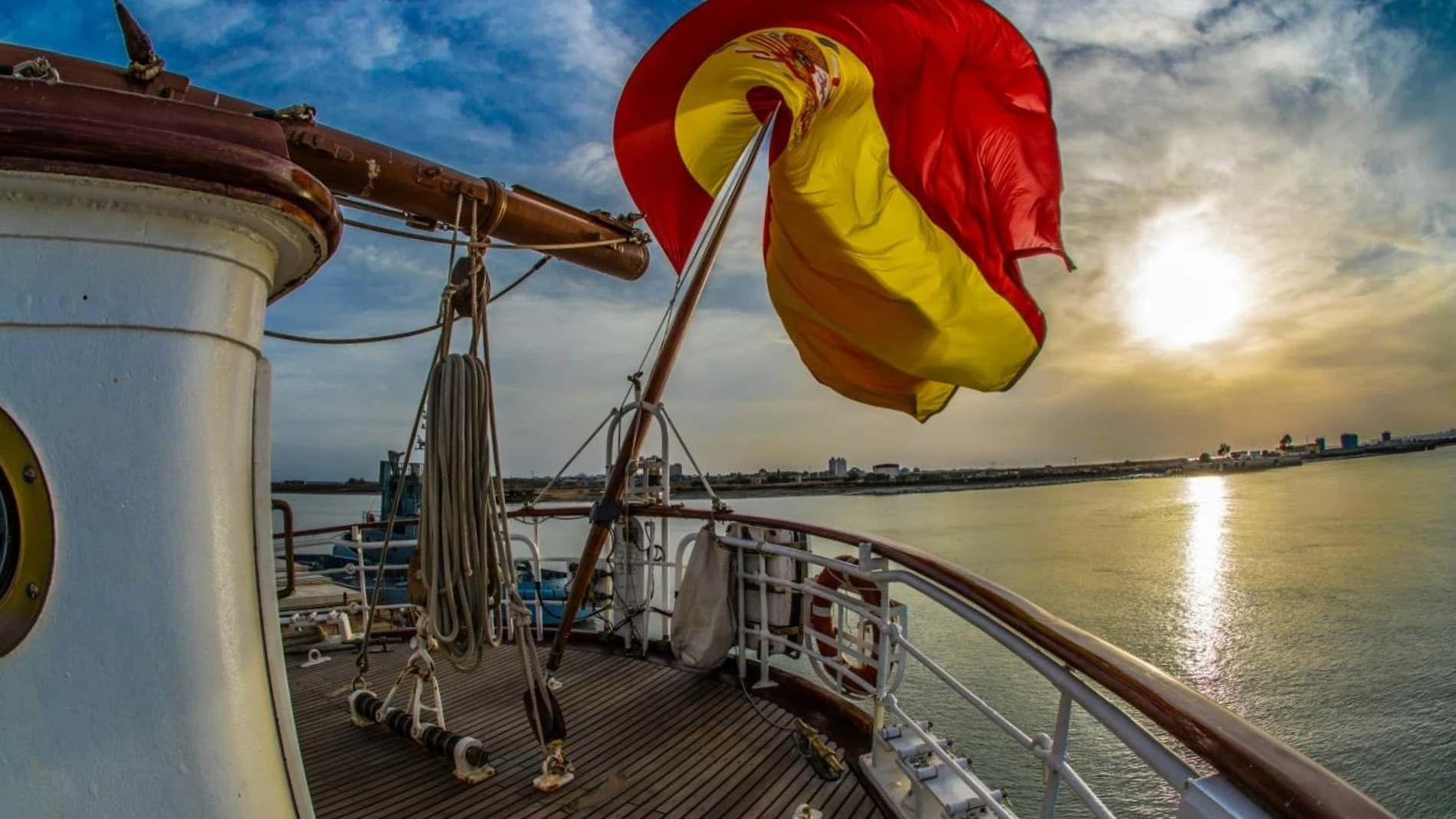 La emoción de jurar bandera en el “Juan Sebastián de Elcano”