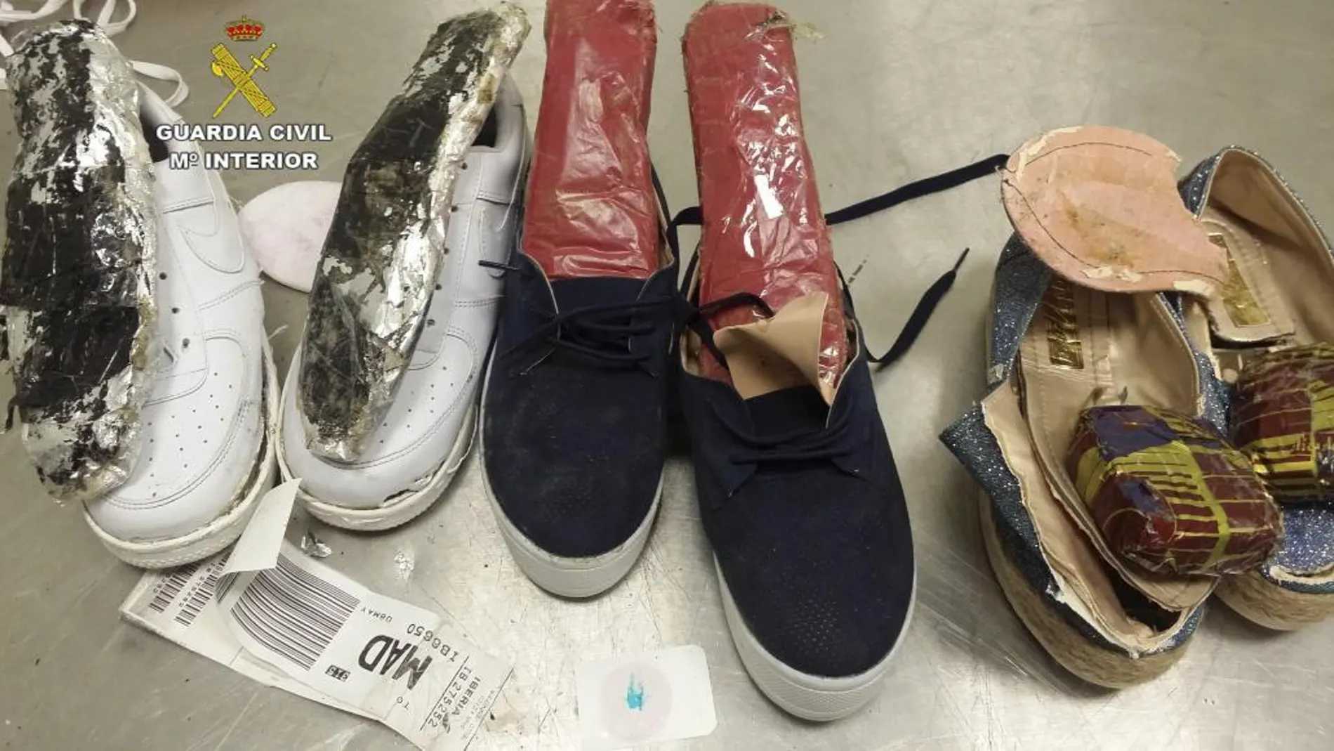 Fotografía facilitada por la Guardia Civil que ha detenido en el aeropuerto de Madrid-Barajas a dos jóvenes peruanas que ocultaban en el interior de siete pares de zapatos más de dos kilos y medio de cocaína.