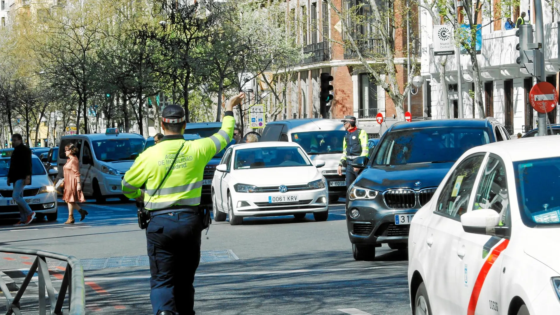 Un agente de movilidad, el sábado, durante el primer día de sanciones de Madrid Central