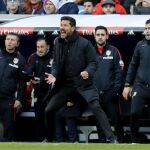 El entrenador del Atlético de Madrid Diego Simeone (c) celebra la victoria de su equipo (0-1)
