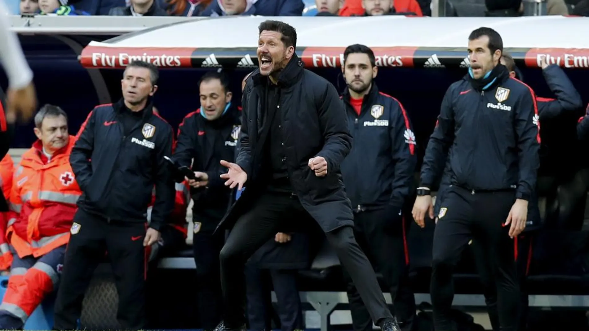 El entrenador del Atlético de Madrid Diego Simeone (c) celebra la victoria de su equipo (0-1)