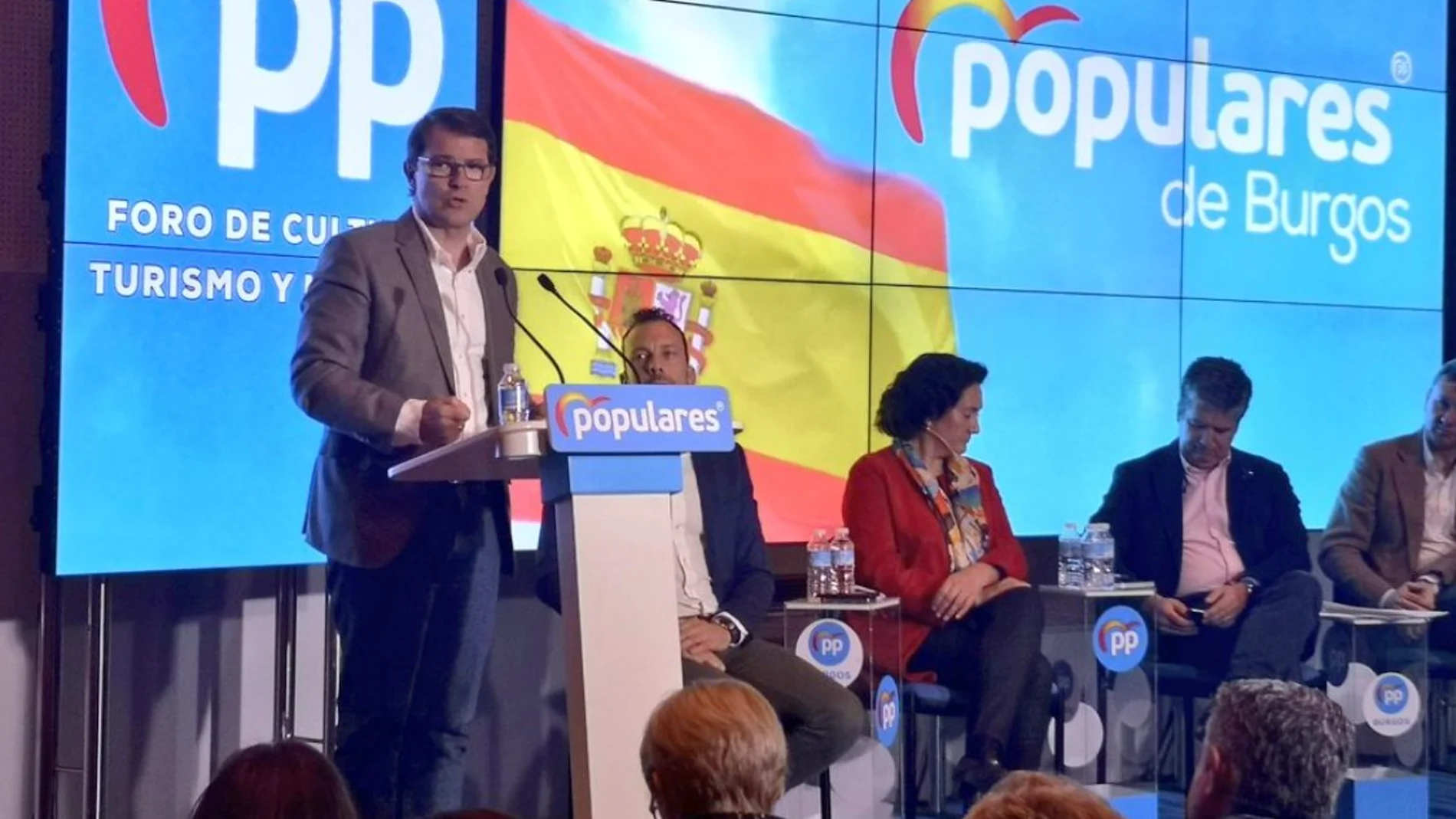 Alfonso Fernández Mañueco durante su comparecencia, junto a Ignacio Cosidó, María Josefa garcía Cirac y Javier Lacalle, entre otros