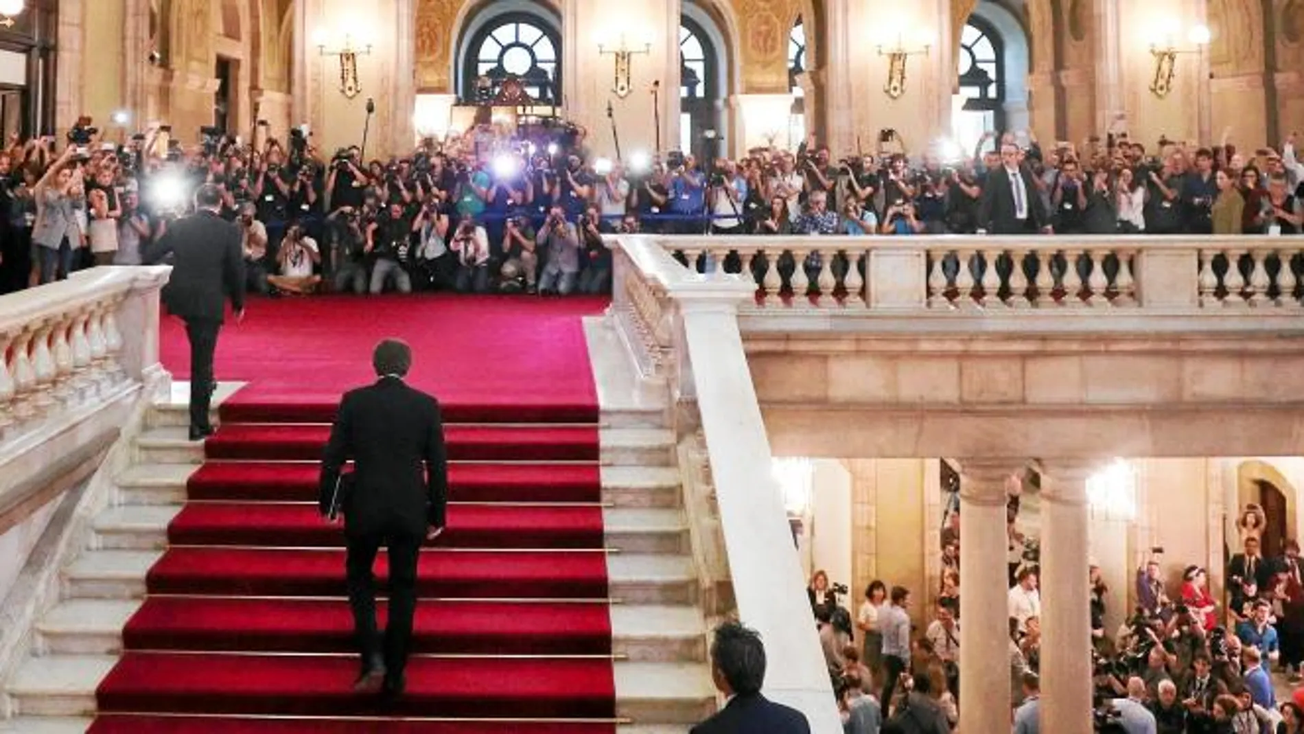 El presidente de la Generalitat, Carles Puigdemont, concitó ayer toda la atención en el Parlament de Cataluña