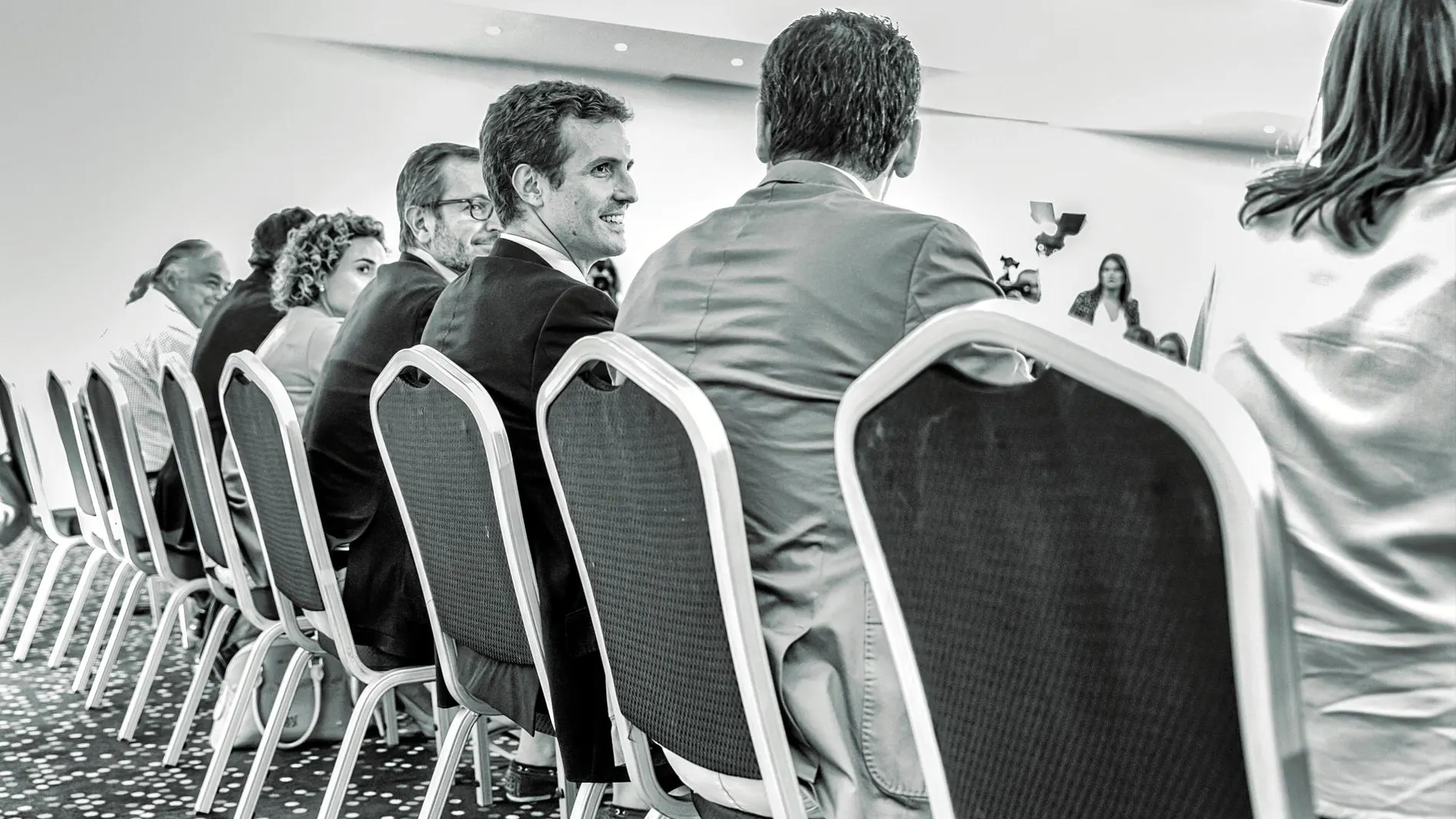 El líder del PP, Pablo Casado acompañado de la Ejecutiva del partido en la primera reunión tras ser elegido sucesor de Rajoy / Foto: Alberto R. Roldán