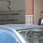 Rajoy en el registro de la propiedad de Santa Pola/Reuters