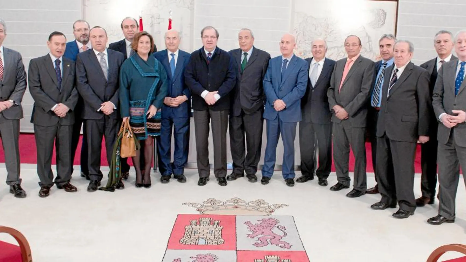 El presidente de Castilla y León junto con los representantes del Consejo Regional de Cámaras, tras suscribir el convenio de colaboración