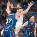 Llull intenta buscar un pase ante la presión de Shermadini
