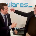 Fernández Mañueco saluda al presidente del PP, Pablo Casado, a su llegada al Comité Nacional