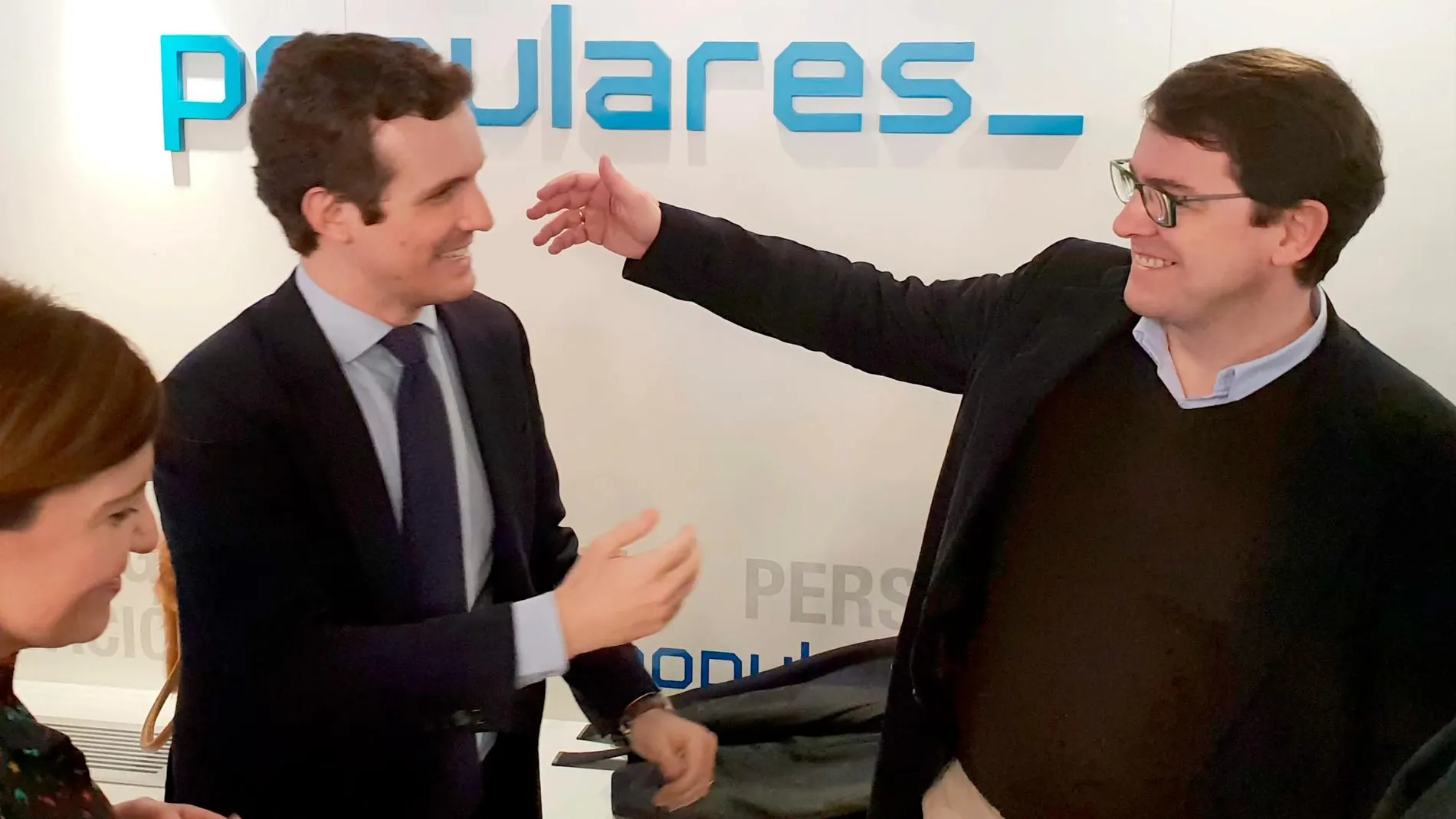 Fernández Mañueco saluda al presidente del PP, Pablo Casado, a su llegada al Comité Nacional