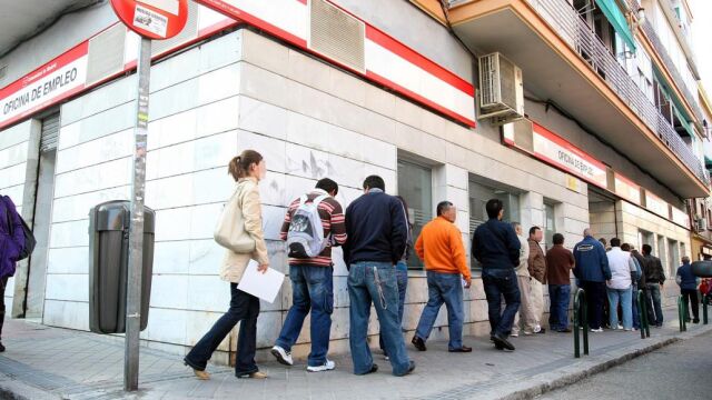 Varias personas haciendo la cola en una oficina de los servicios públicos de empleo