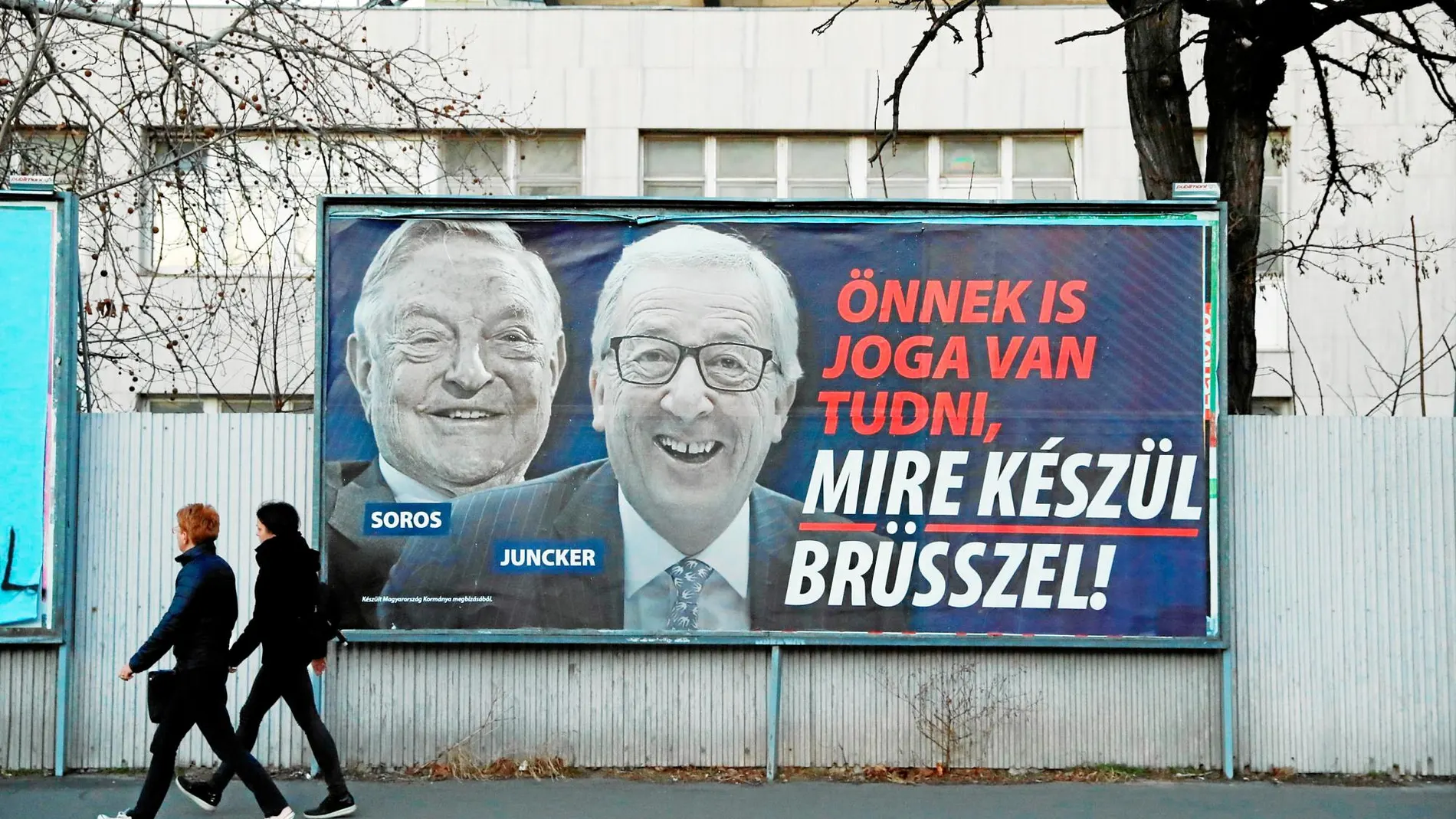 Un cartel del Gobierno húngaro en el que acusa a Juncker y al millonario George Soros de planear la llegada masiva de inmigrantes a Europa / Reuters