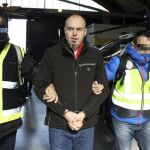 Fotografía facilitada por la Policía Nacional del trasladado desde Francia a España al etarra Miguel Carrera Sarobe, "Ata"