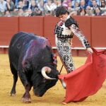 José Garrido toreando con la izquierda al cuarto toro de la tarde, ayer, en la Maestranza de Sevilla