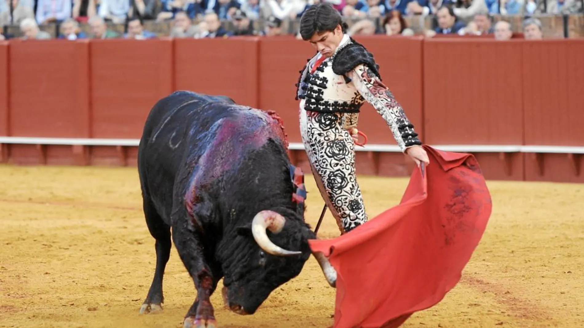 José Garrido toreando con la izquierda al cuarto toro de la tarde, ayer, en la Maestranza de Sevilla