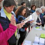 Un grupo de vecinos votando e informándose en la mesa de votación instalada durante el fin de semana en la Plaza de la Independencia