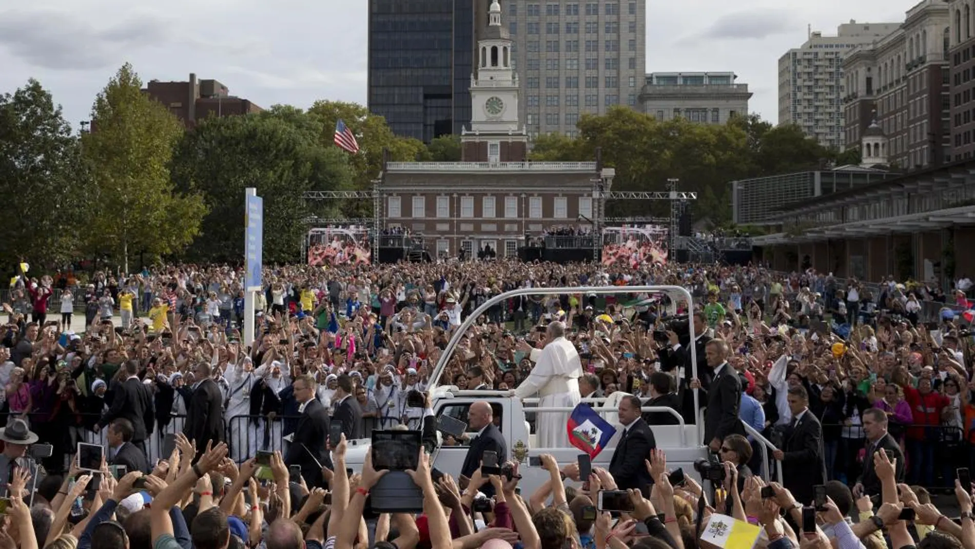 El Papa llega al encuentro multitudinario en Filadelfia