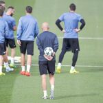 Zidane, con parte de la plantilla en un entrenamiento en Valdebebas