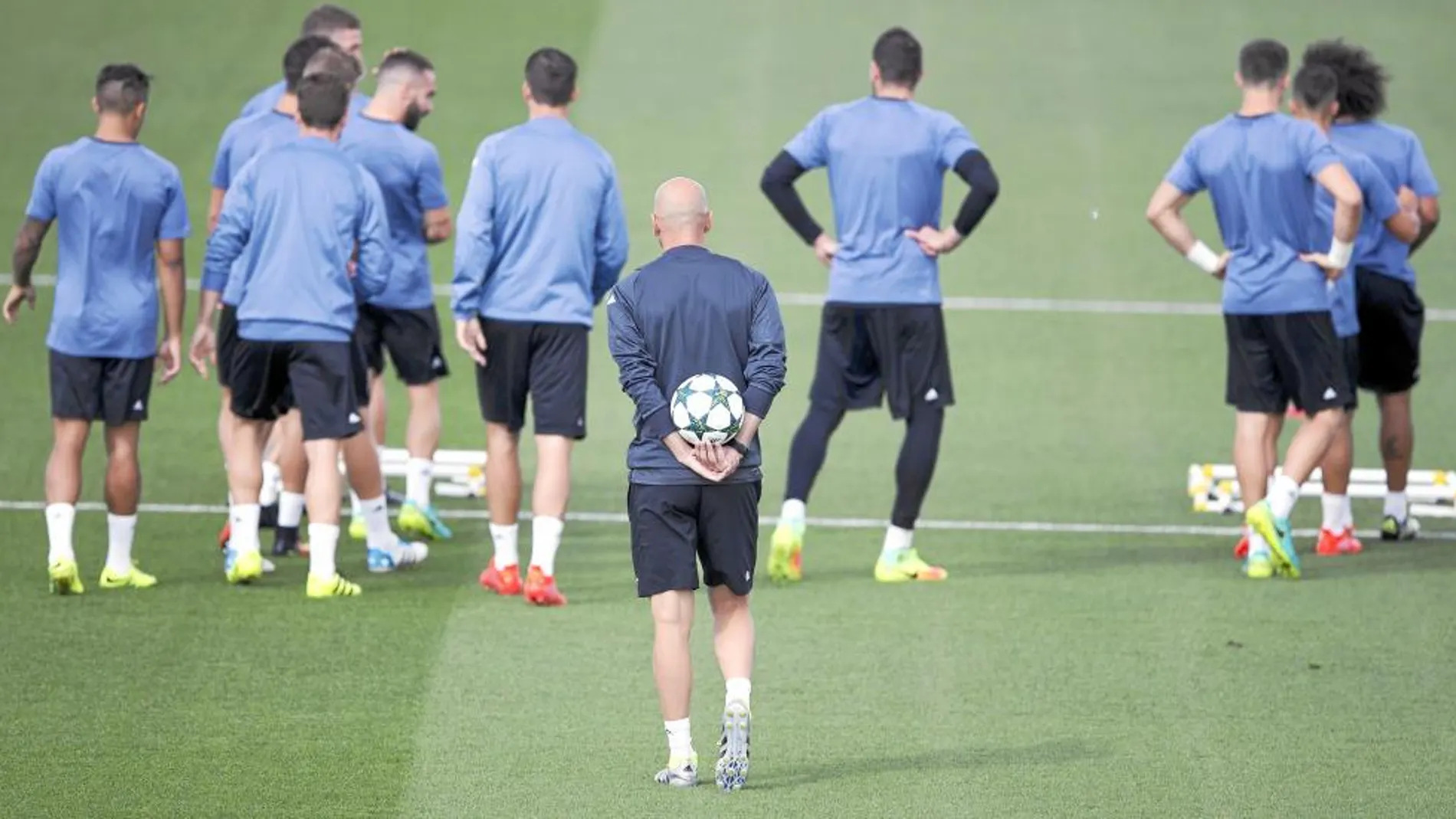 Zidane, con parte de la plantilla en un entrenamiento en Valdebebas