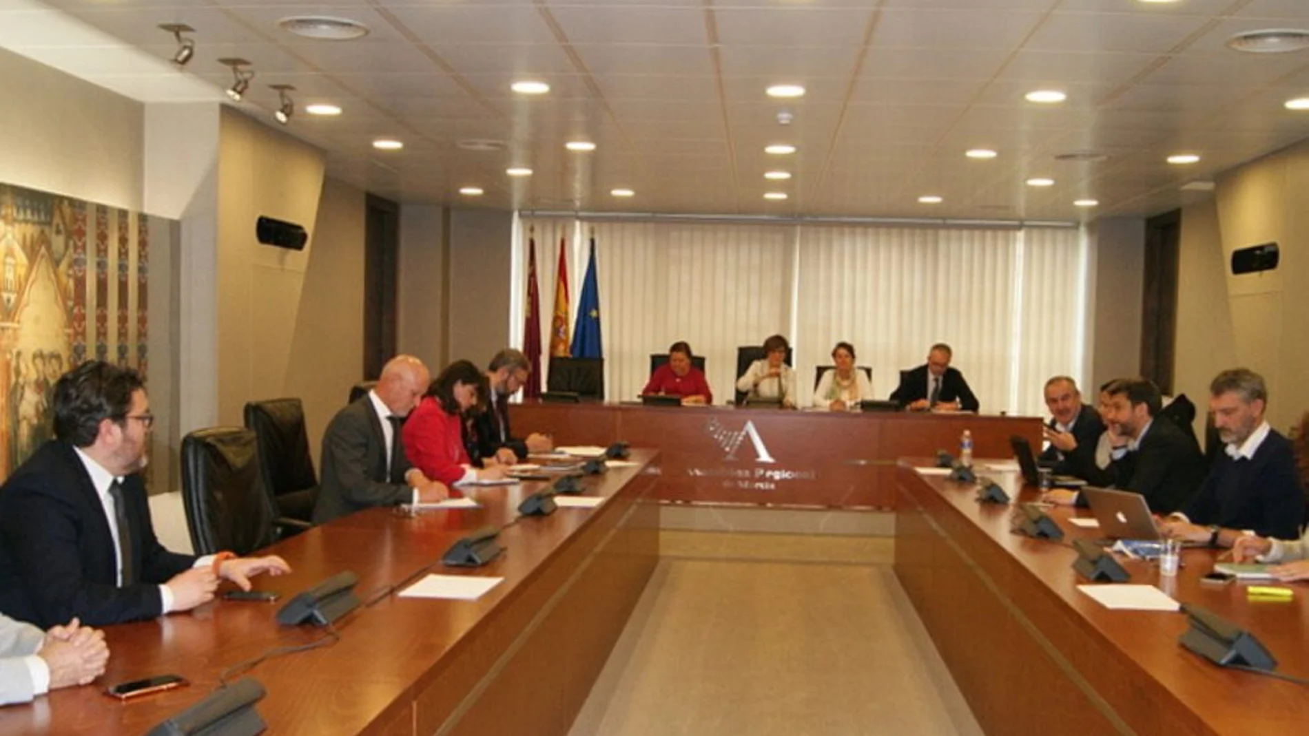 Los miembros de la Junta de Portavoces, ayer reunidos con la presidenta de la Asamblea Regional, Rosa Peñalver