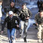 Periodistas, en plena huida entre las ruinas de Alepo (Siria)