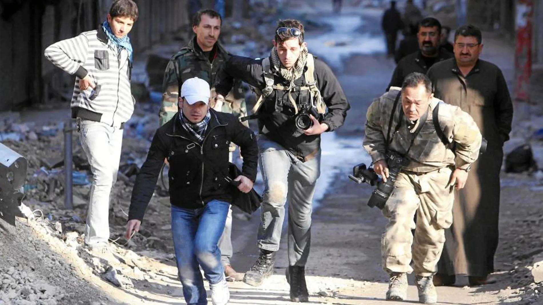 Periodistas, en plena huida entre las ruinas de Alepo (Siria)