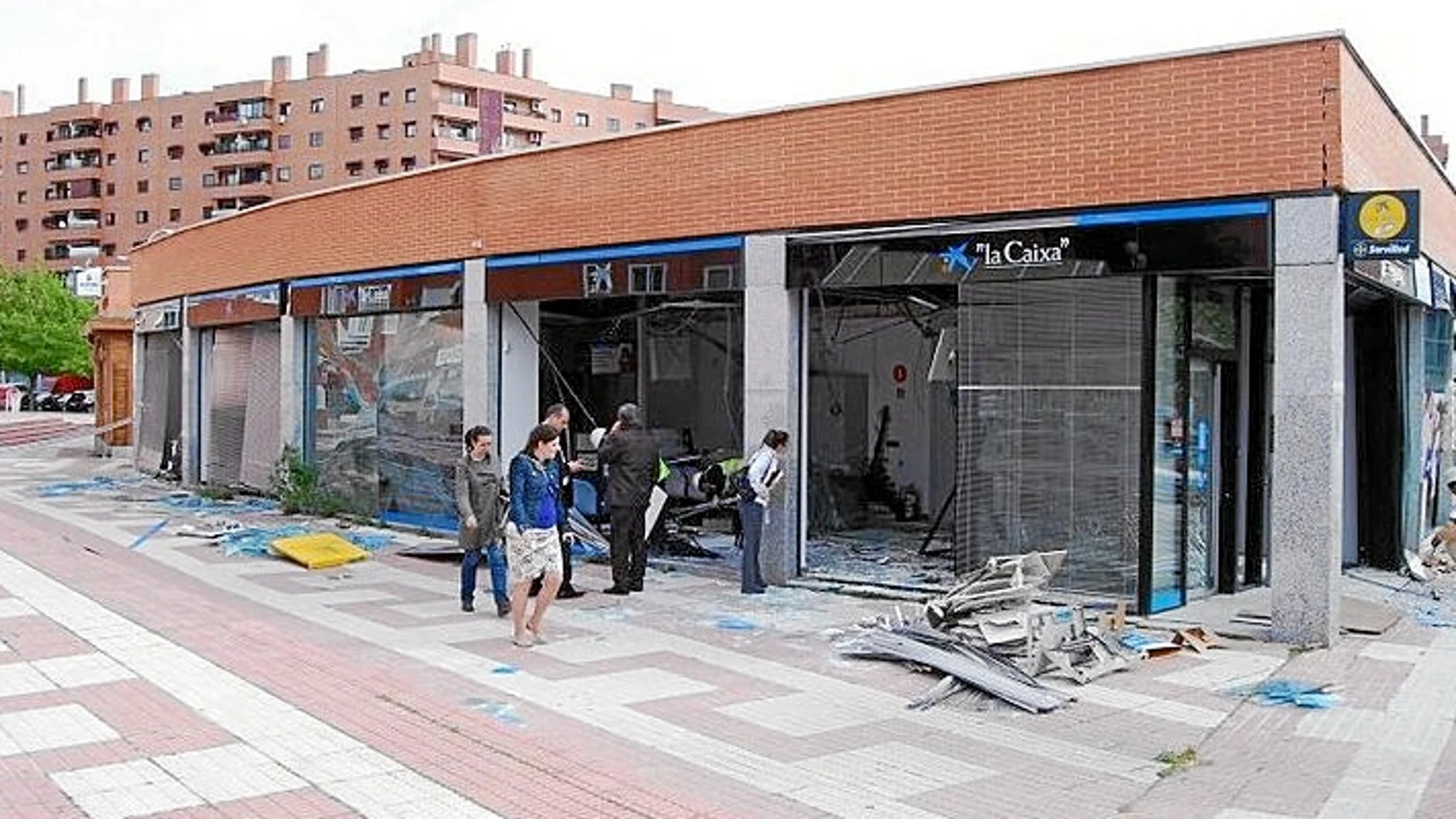 Los mostoleños se encontraron esta estampa ayer por la mañana, horas después del robo con explosión en esta sucursal, que quedó prácticamente destrozada