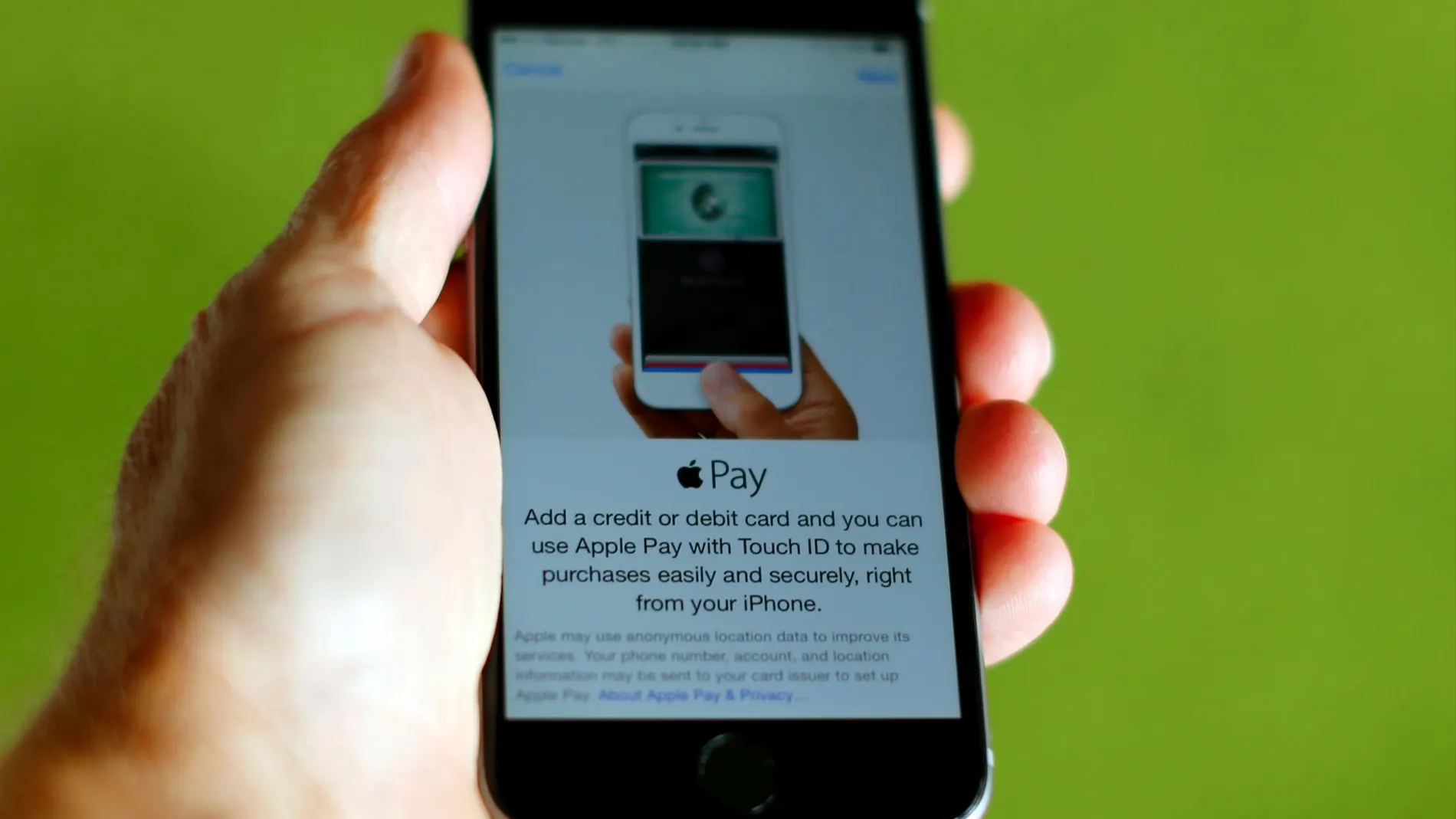 Un Iphone con el dispositivo de pago por móvil de Apple