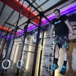 Un joven haciendo ejercicio en un gimnasio de Madrid
