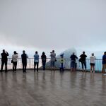 Turistas realizan fotografías en la terraza panorámica situada en la cima del Peñón de Gibraltar