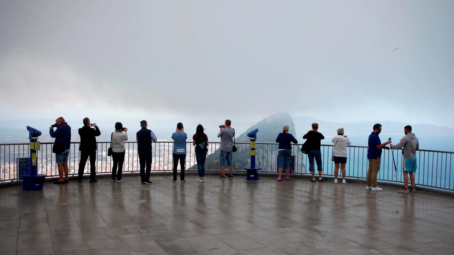 Turistas realizan fotografías en la terraza panorámica situada en la cima del Peñón de Gibraltar