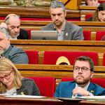 El vicepresidente Pere Aragonès junto a Elsa Artadi y Albert Batet en el Parlament