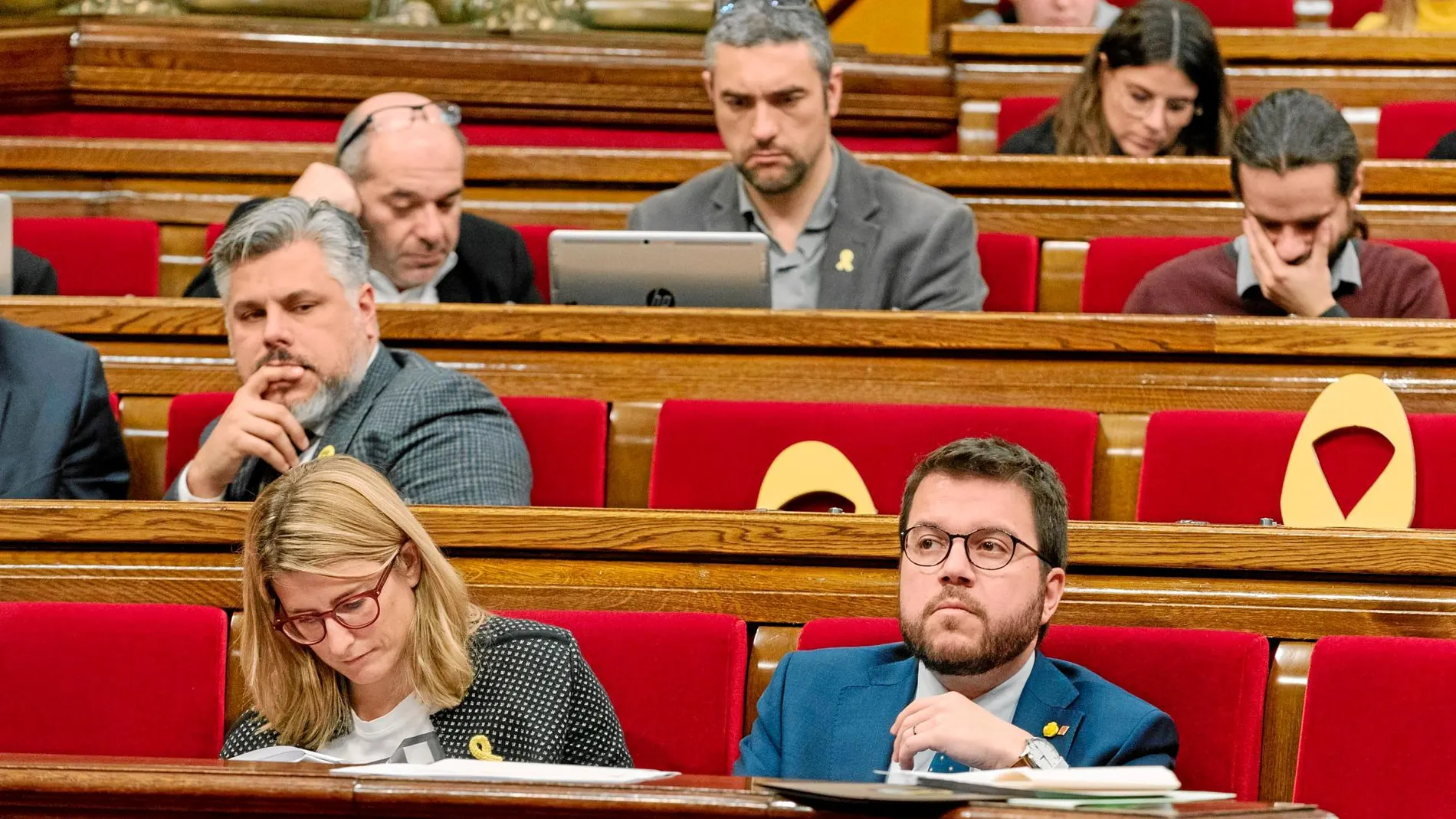 El vicepresidente Pere Aragonès junto a Elsa Artadi y Albert Batet en el Parlament